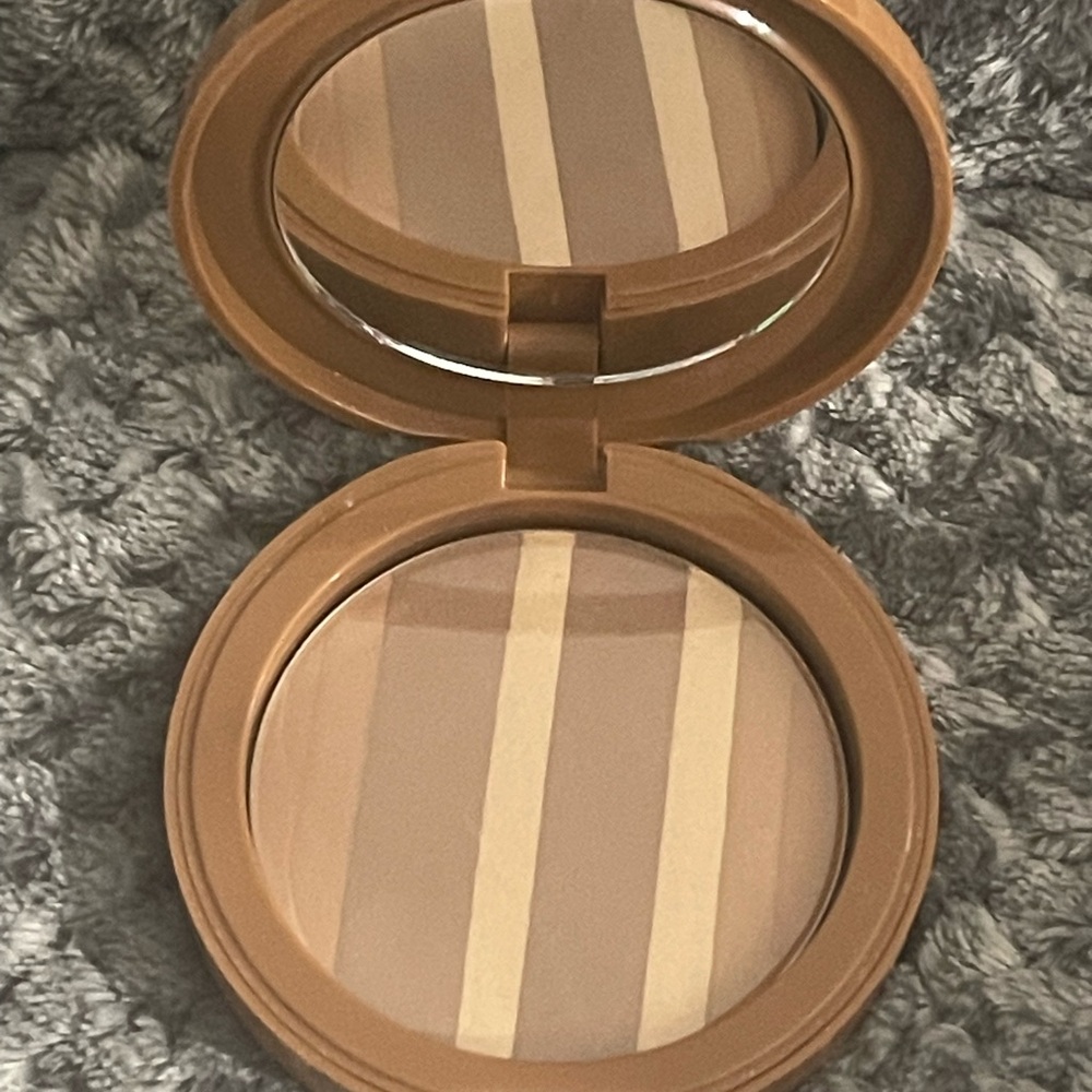 Multi-Tone Bronzer Palette
(Ray Of Sunshine)